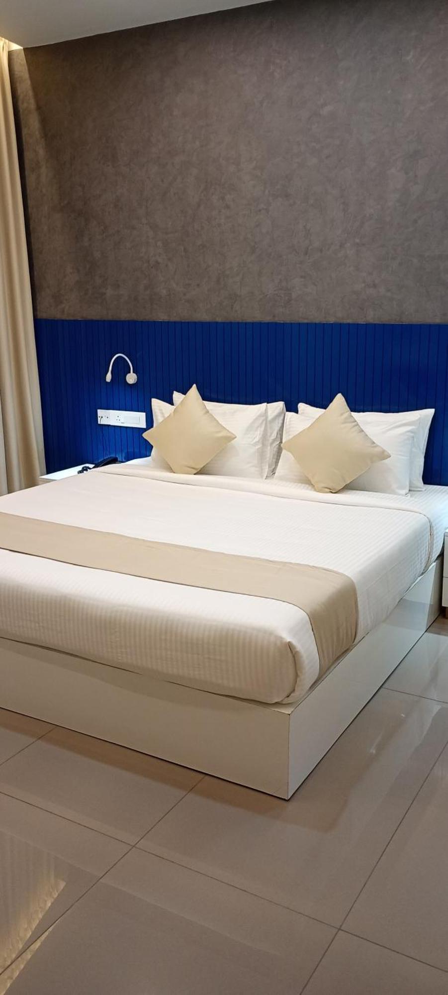 Sreevalsam Grande Hotel Pathanāmthitta Eksteriør billede